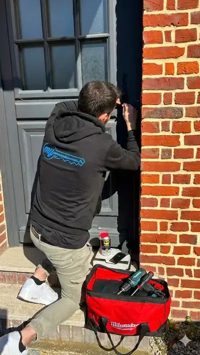 Serrurier diplômé en intervention sur une porte à Marly