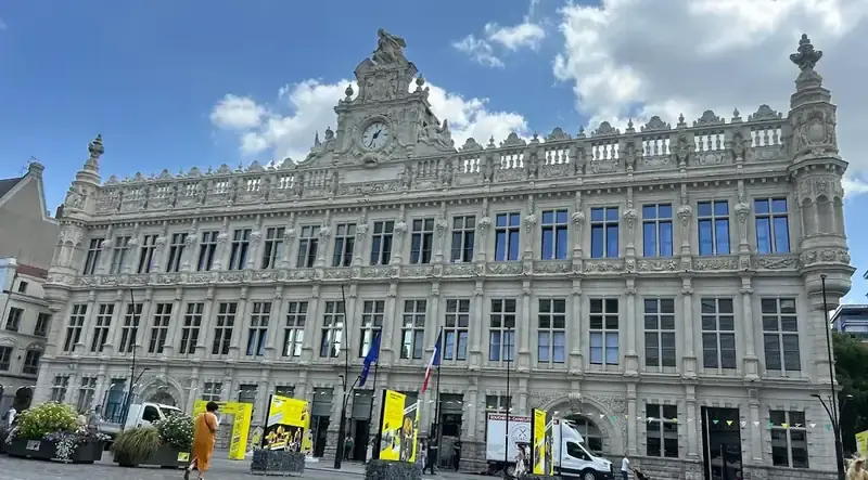 Hôtel de ville de Valenciennes, place d’Armes, et carte de visite My Serrurier Depanneur